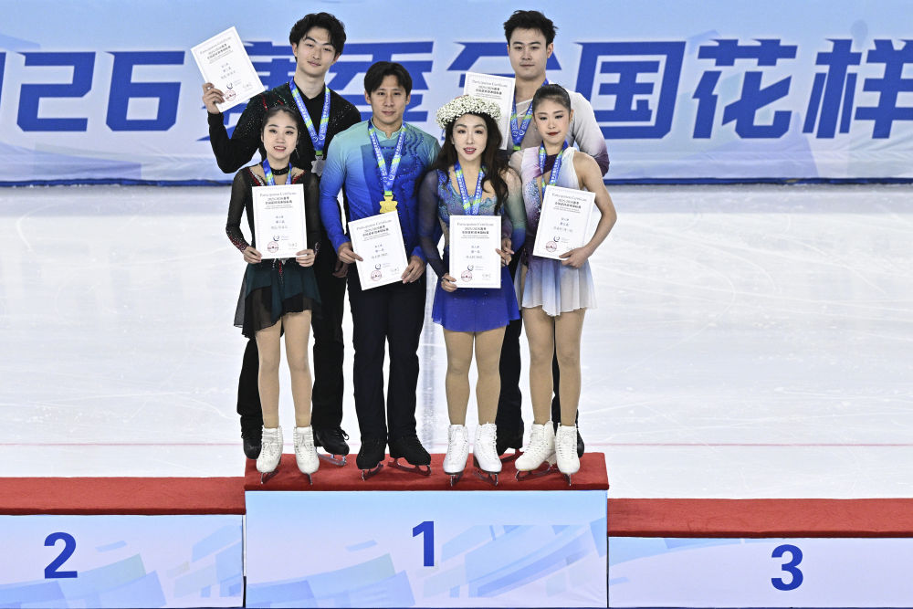 12月27日,冠军隋文静(前右二)/韩聪(前左二)、亚军郭蕊(前左一)/张益文(后左)、季军张嘉轩(前右一)/黄一航在颁奖仪式上。新华社记者 张涛 摄