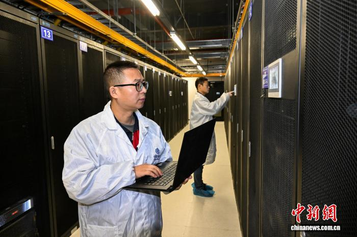 中国移动(甘肃·庆阳)绿色智算中心，技术人员在IDC机房检查设备运行情况。　俄少飞 摄